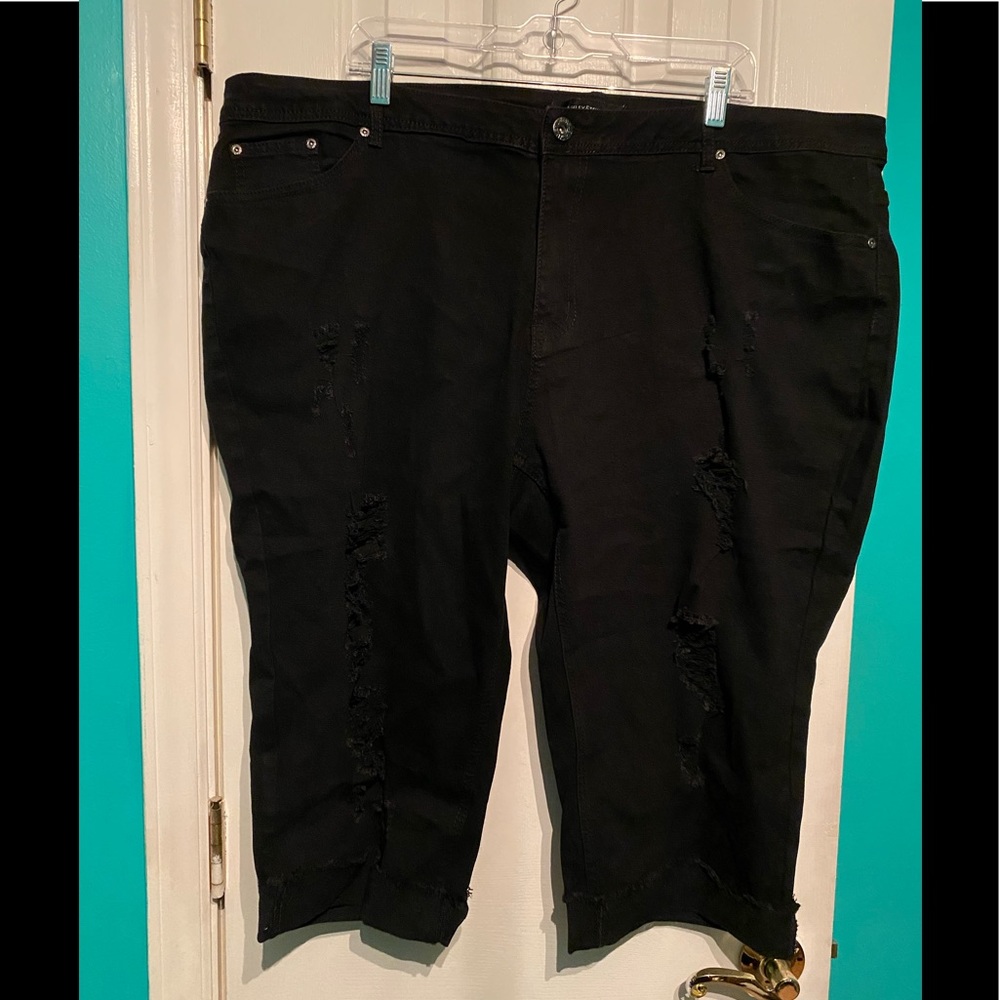 NWT Black Ashley Stewart Cut Out Capris